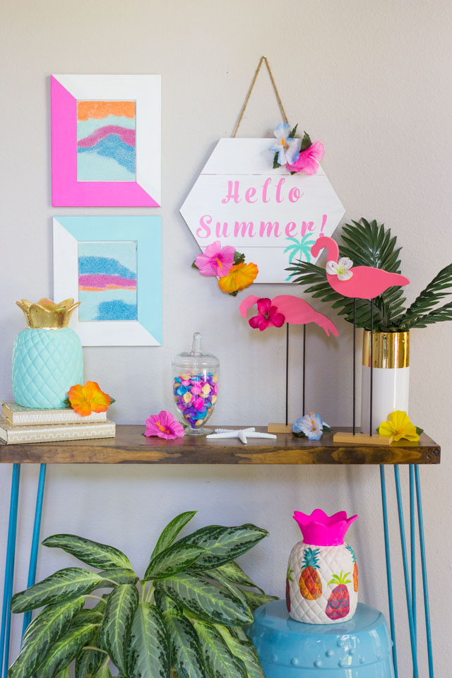Simple tropical decor crafts and summer decorating ideas! #summerdecor #summercrafts #pineapplecrafts 