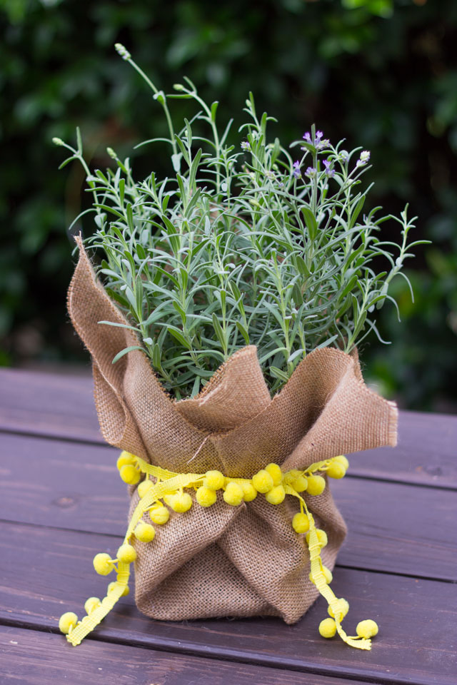 How to create a garden gift basket - the perfect hostess gift for a gardener! #gardengiftbasket #gardenergift #hostessgift #giftbasket