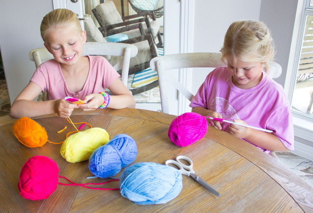 Make the coolest slap bracelets by wrapping them with yarn! #slapbracelets #kidscrafts #80scrafts #yarncrafts