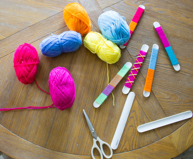 Make the coolest slap bracelets by wrapping them with yarn! #slapbracelets #kidscrafts #80scrafts #yarncrafts