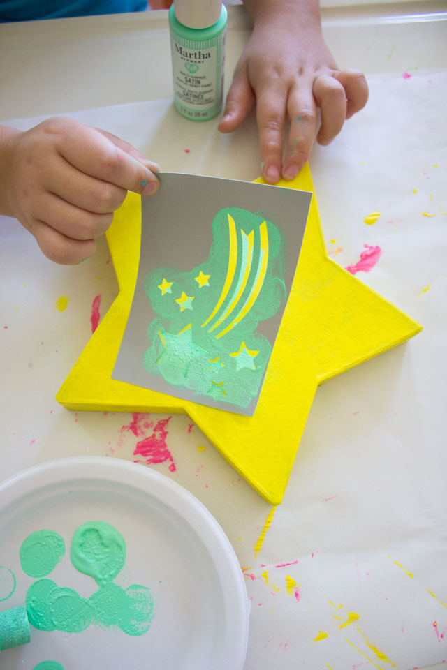 Stenciling paper mache with kids #stencil #papermache #marthastewart