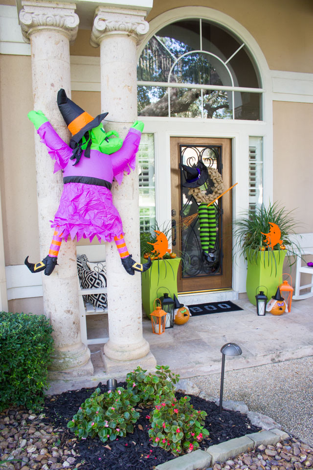 Cute ideas for decorating your front porch with witch decor for Halloween! #halloweenfrontporch #halloweendecor #witchdecor