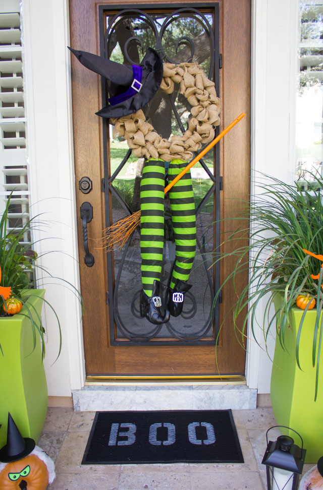 How to make a witch wreath for Halloween! #halloweenwreath #witchwreath