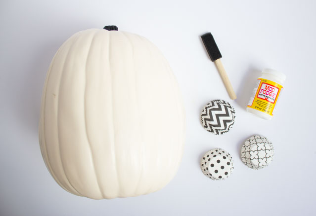 Cover a pumpkin with cupcake liners for a fun pumpkin decorating idea! #cupcakewrappercrafts #cupcakelinercrafts #pumpkinideas