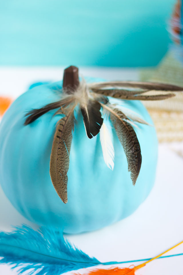 How to decorate feathers with pumpkins #pumpkinideas #pumpkins #featherpumpkin