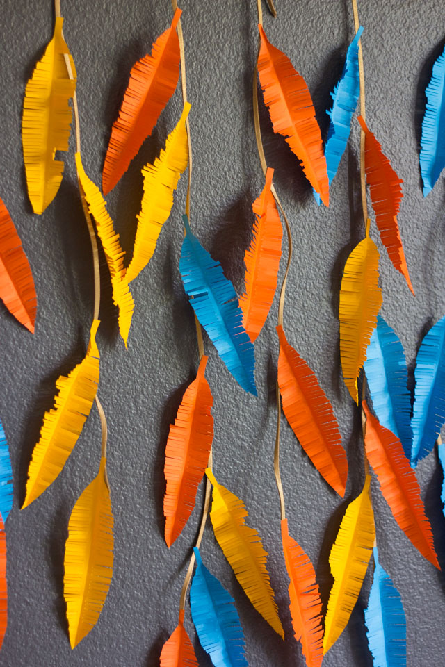 This paper feather wall hanging is so easy to make for fall! #wallhanging #featherwallhanging #paperart #fallcraft