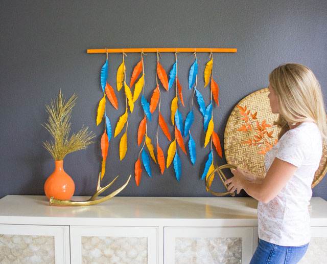 This paper feather wall hanging is so easy to make for fall! #wallhanging #featherwallhanging #paperart #fallcraft