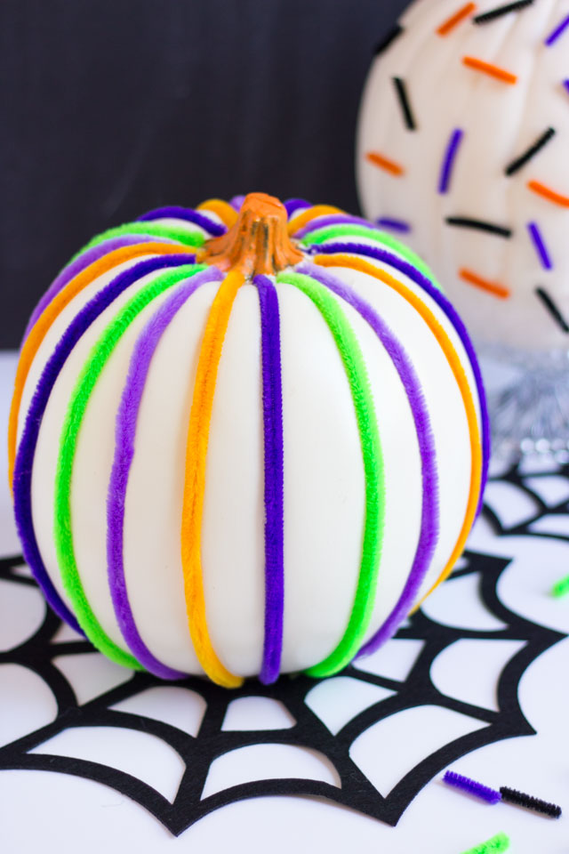 Pipe cleaners and pumpkins make the perfect match for a fun Halloween pumpkin decorating idea! #pumpkinideas #pipecleaners #pipecleanercrafts #halloweencrafts