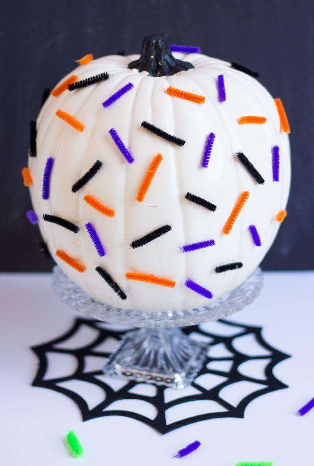 Pipe cleaners and pumpkins make the perfect match for a fun Halloween pumpkin decorating idea! #pumpkinideas #pipecleaners #pipecleanercrafts #halloweencrafts