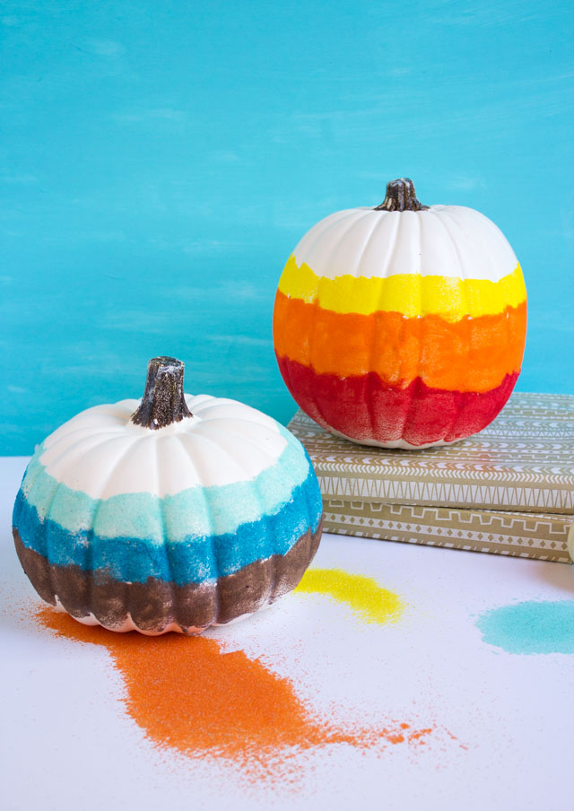 Create sand art pumpkins for a unique fall pumpkin decorating idea! #pumpkindecorating #sandart #pumpkincrafts #fallcrafts Create sand art pumpkins for a unique fall pumpkin decorating idea! #pumpkindecorating #sandart #pumpkincrafts #fallcrafts
