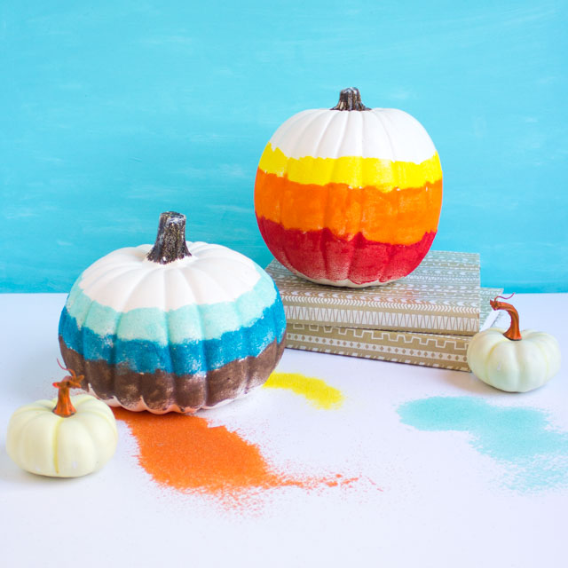 Create sand art pumpkins for a unique fall pumpkin decorating idea! #pumpkindecorating #sandart #pumpkincrafts #fallcrafts