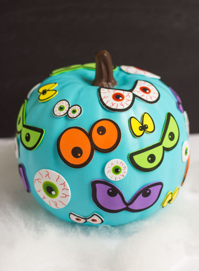 Make these spooky pumpkins in minutes with eyeball stickers- the perfect kids craft! #pumpkinideas #eyeballpumpkin #pumpkincraft