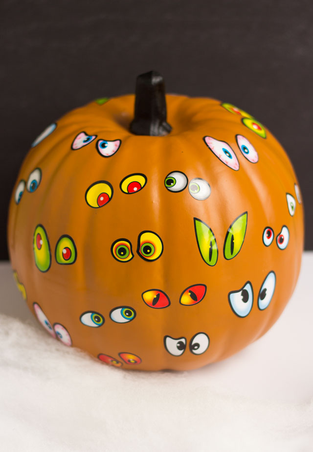 Make these spooky pumpkins in minutes with eyeball stickers- the perfect kids craft! #pumpkinideas #eyeballpumpkin #pumpkincraft