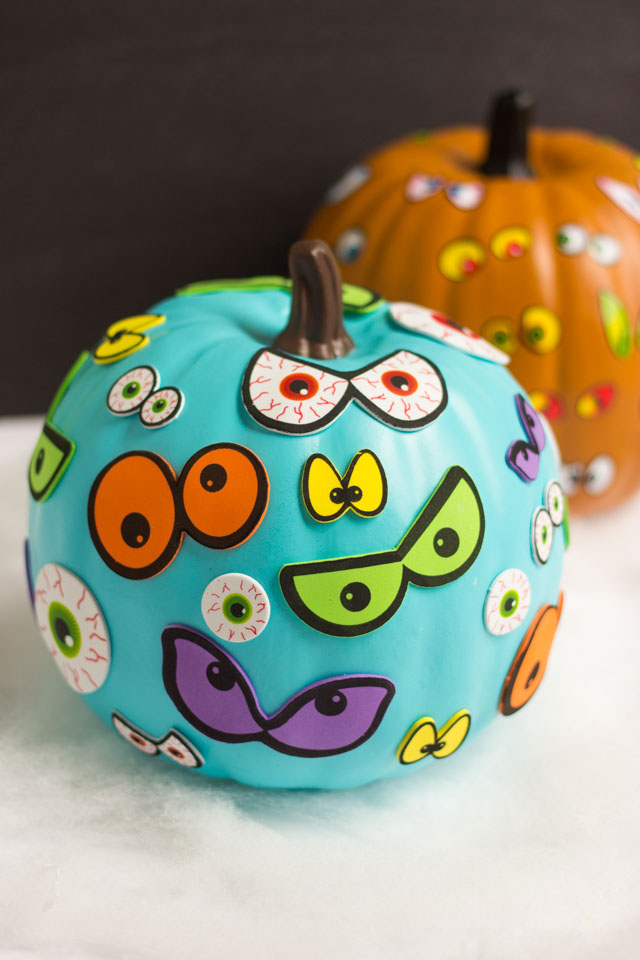 Make these spooky pumpkins in minutes with eyeball stickers- the perfect kids craft! #pumpkinideas #eyeballpumpkin #pumpkincraft