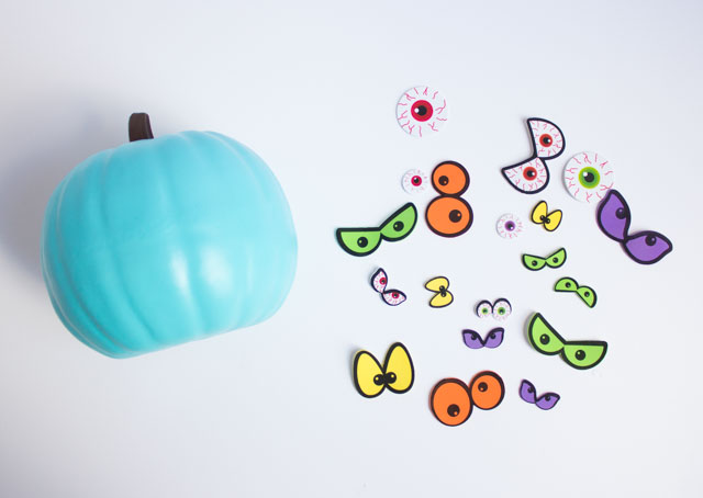 Make these spooky pumpkins in minutes with eyeball stickers- the perfect kids craft! #pumpkinideas #eyeballpumpkin #pumpkincraft