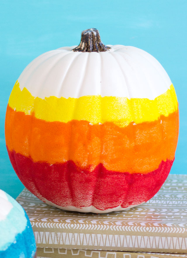 Create sand art pumpkins for a unique fall pumpkin decorating idea! #pumpkindecorating #sandart #pumpkincrafts #fallcrafts