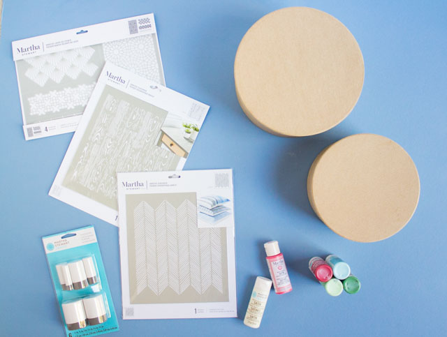 How to make stenciled Christmas gift boxes with Martha Stewart stencils #stencil #christmascraft #diychristmasgift #christmaswrapping #handmadegift