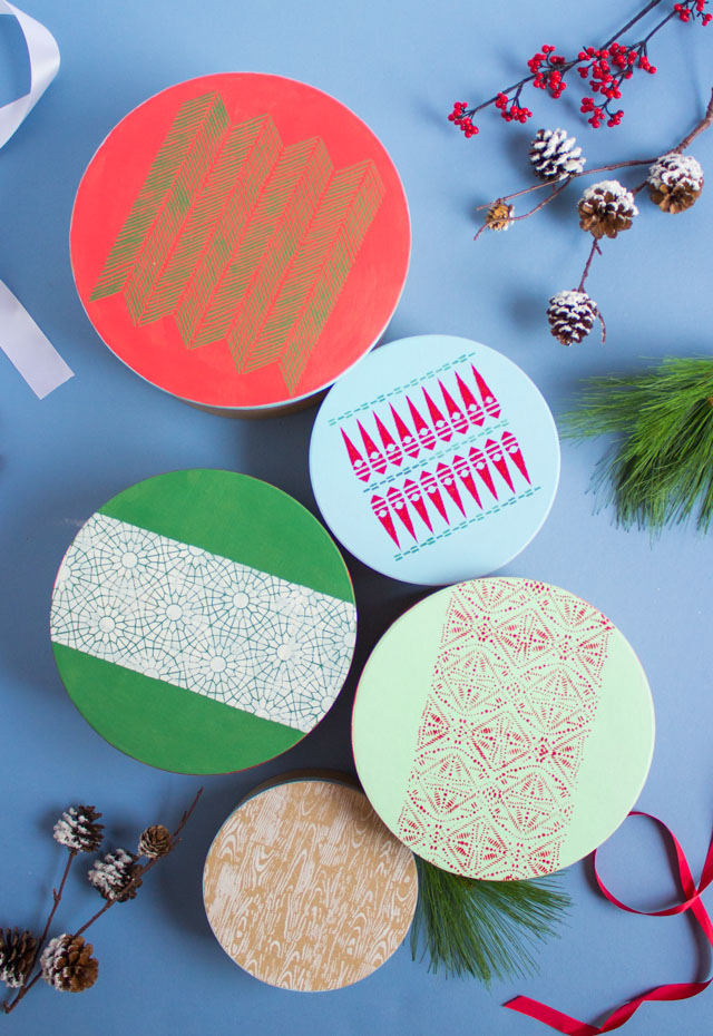 How to make stenciled Christmas gift boxes with Martha Stewart stencils #stencil #christmascraft #diychristmasgift #christmaswrapping #handmadegift