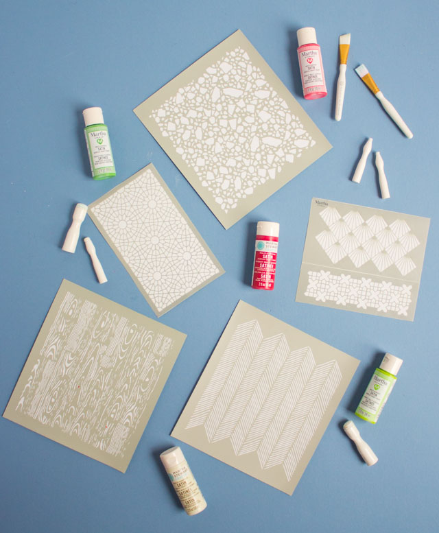 How to make stenciled Christmas gift boxes with Martha Stewart stencils #stencil #christmascraft #diychristmasgift #christmaswrapping #handmadegift