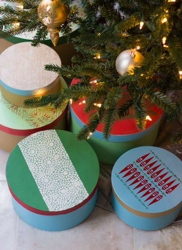 How to make stenciled Christmas gift boxes with Martha Stewart stencils #stencil #christmascraft #diychristmasgift #christmaswrapping #handmadegift