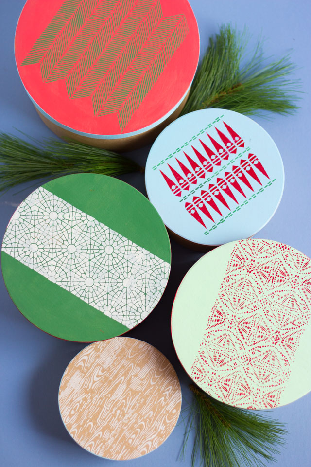 How to make stenciled Christmas gift boxes with Martha Stewart stencils #stencil #christmascraft #diychristmasgift #christmaswrapping #handmadegift