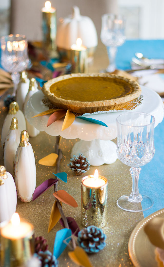 Pretty and modern Thanksgiving table ideas #thanksgivingtable #thanksgivingdecor #thanksgivingcenterpiece #thanksgivingplacesetting #modernthanksgiving #givethanks