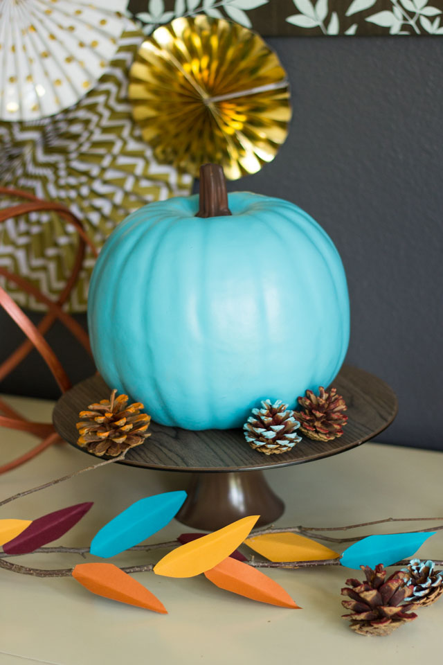 Pretty and modern Thanksgiving table ideas #thanksgivingtable #thanksgivingdecor #thanksgivingcenterpiece #thanksgivingplacesetting #modernthanksgiving #givethanks