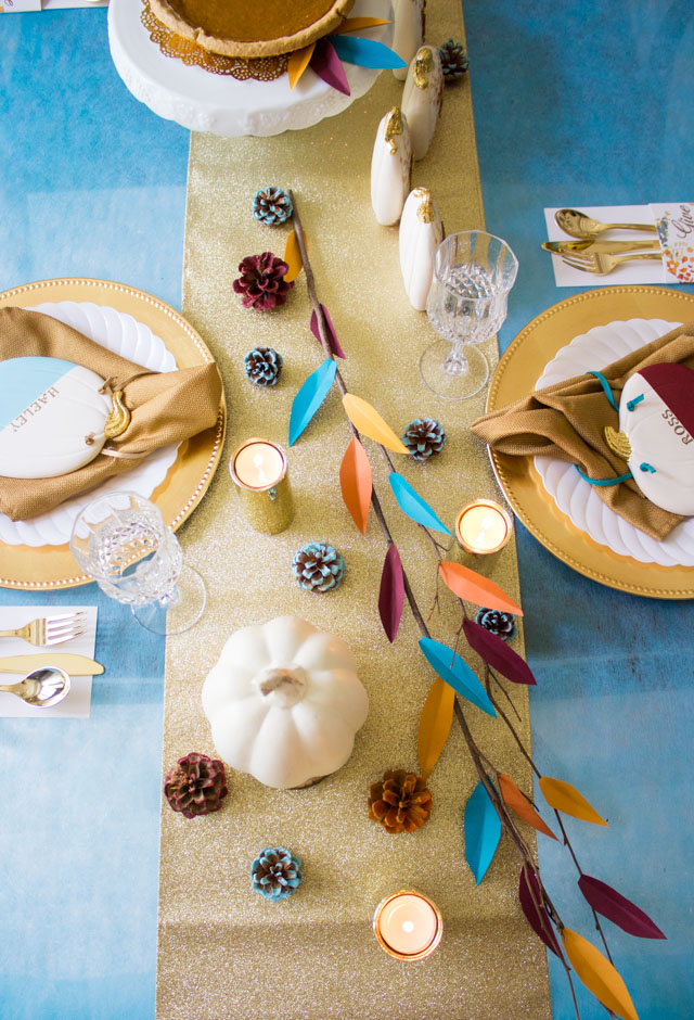 Pretty and modern Thanksgiving table ideas #thanksgivingtable #thanksgivingdecor #thanksgivingcenterpiece #thanksgivingplacesetting #modernthanksgiving #givethanks