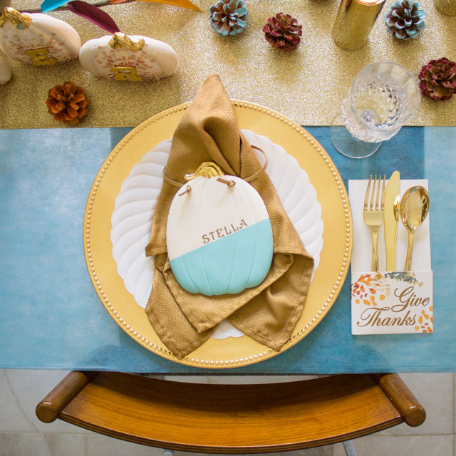 Pretty and modern Thanksgiving table ideas #thanksgivingtable #thanksgivingdecor #thanksgivingcenterpiece #thanksgivingplacesetting #modernthanksgiving #givethanks