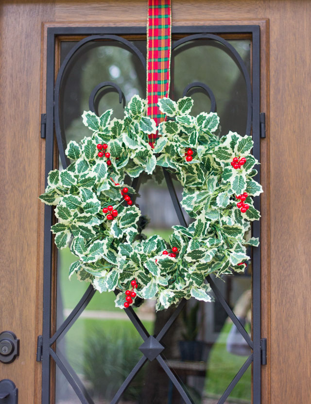 This fabulously plaid Christmas front porch is full of simple plaid decorating ideas! #plaid #plaidchristmas #christmasfrontporch #christmasdecor #plaidcrafts