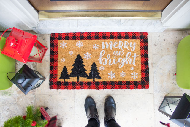This fabulously plaid Christmas front porch is full of simple plaid decorating ideas! #plaid #plaidchristmas #christmasfrontporch #christmasdecor #plaidcrafts