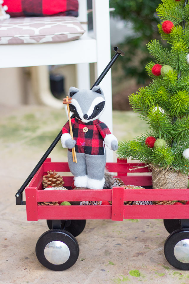 This fabulously plaid Christmas front porch is full of simple plaid decorating ideas! #plaid #plaidchristmas #christmasfrontporch #christmasdecor #plaidcrafts