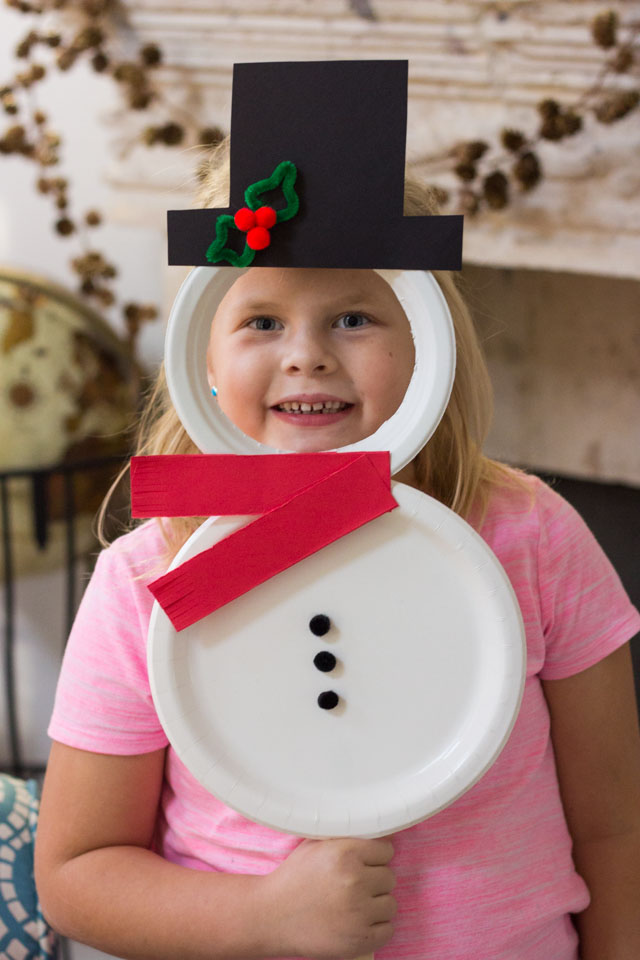 Turn paper plates into the cutest Christmas masks featuring Santa, Mrs. Claus, and Frosty the Snowman! #kidscrafts #kidsChristmascrafts #paperplatecrafts #Christmascrafts