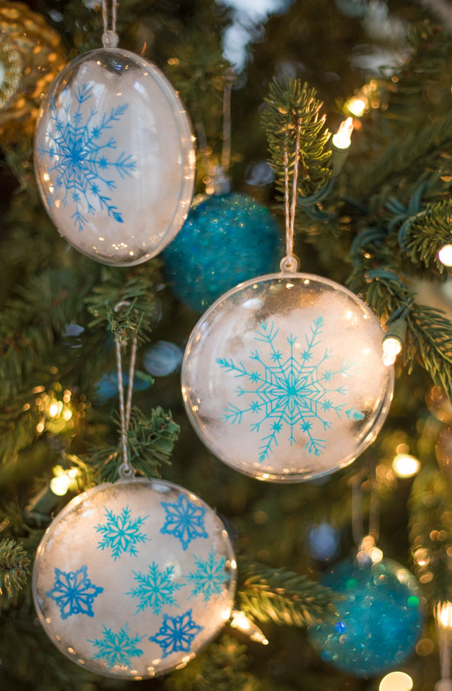 Stencil clear ornaments with snowflakes and fill them with snow! #christmasornaments #snowflakeornaments #clearornaments #marthastewartcrafts #plaidcrafts