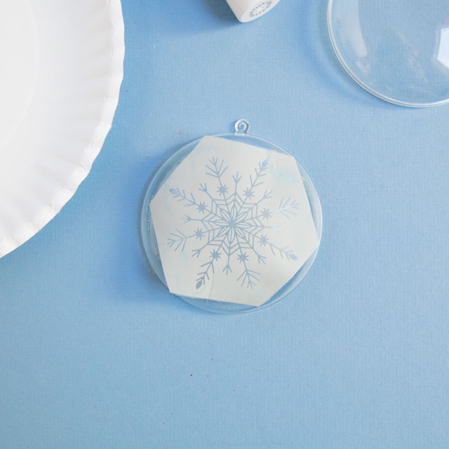 Stencil clear ornaments with snowflakes and fill them with snow! #christmasornaments #snowflakeornaments #clearornaments #marthastewartcrafts #plaidcrafts