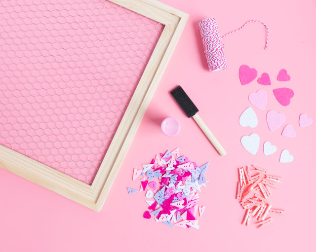 Make this sweet card display with a chicken wire frame - great for Valentine's Day or year round! #carddisplay #chickenwire #valentinescraft #valentinesdaycards #chickenwirecraft