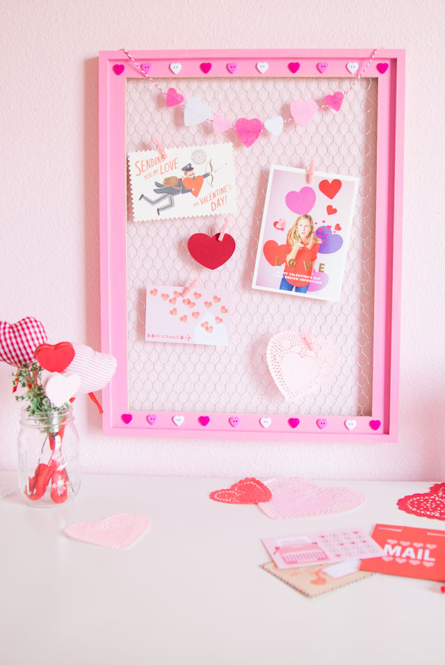 Make this sweet card display with a chicken wire frame - great for Valentine's Day or year round! #carddisplay #chickenwire #valentinescraft #valentinesdaycards #chickenwirecraft