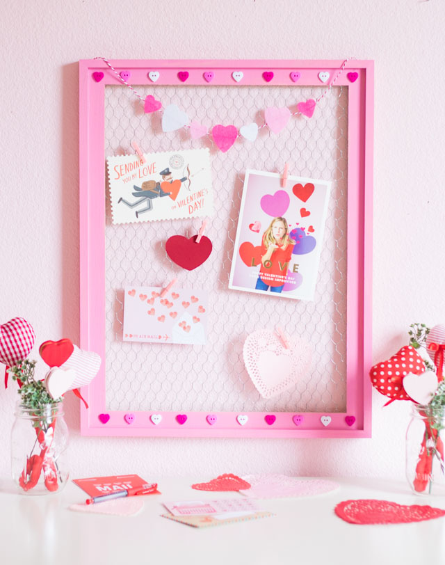 Make this sweet card display with a chicken wire frame - great for Valentine's Day or year round! #carddisplay #chickenwire #valentinescraft #valentinesdaycards #chickenwirecraft Make this sweet card display with a chicken wire frame - great for Valentine's Day or year round! #carddisplay #chickenwire #valentinescraft #valentinesdaycards #chickenwirecraft