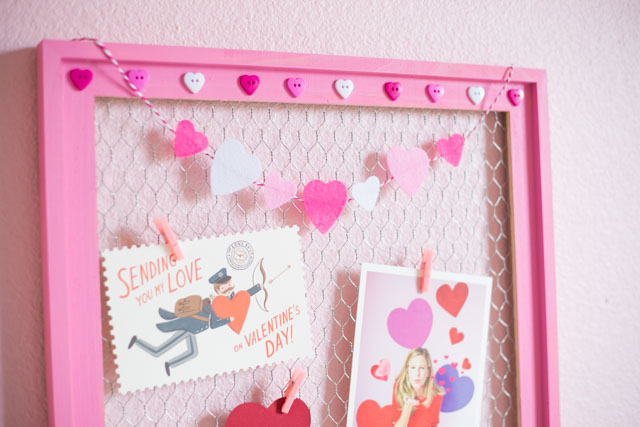 Make this sweet card display with a chicken wire frame - great for Valentine's Day or year round! #carddisplay #chickenwire #valentinescraft #valentinesdaycards #chickenwirecraft