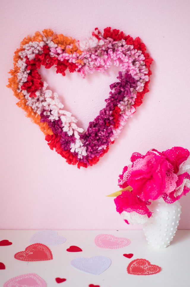 Simple yarn heart wreath - perfect Valentine's Day decor idea! #valentinesdaycrafts #valentinecrafts #heartcrafts #heartwreath #yarncrafts #yarnwreath