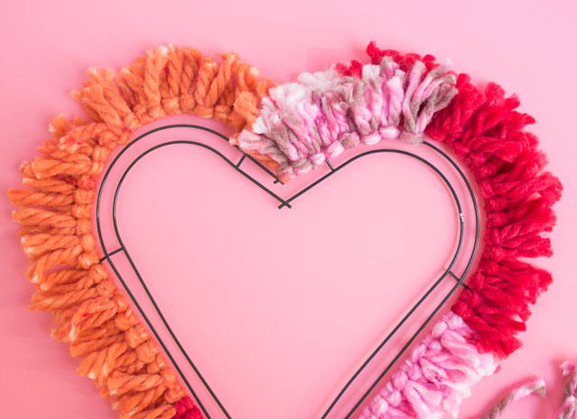 Simple yarn heart wreath - perfect Valentine's Day decor idea! #valentinesdaycrafts #valentinecrafts #heartcrafts #heartwreath #yarncrafts #yarnwreath