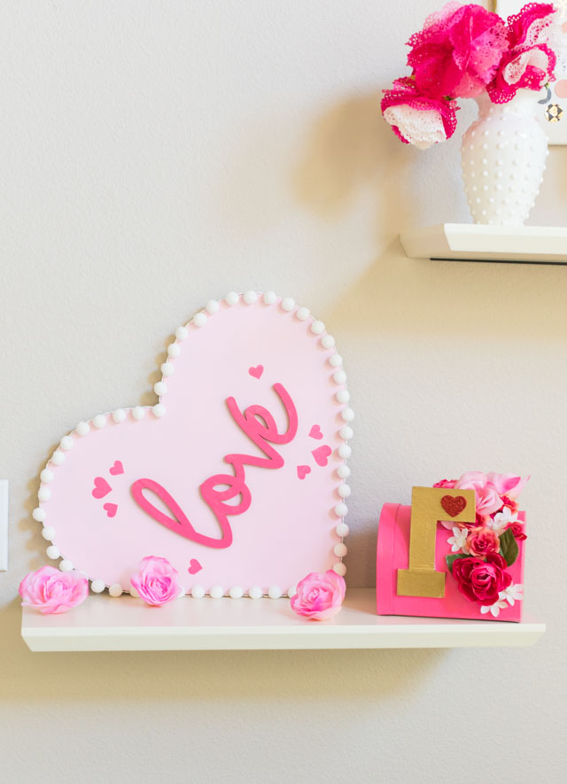 Make this pretty wood heart love decor for Valentine's Day! #woodheart #heartdecor #valentinescrafts #valentinesdecor #craftcuts #lovesign