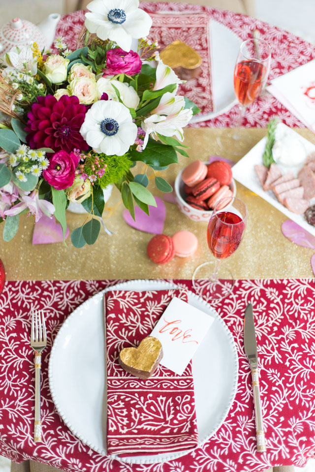 Ideas for a Valentine's Day romantic dinner table for two at home! #valentinestable #valentinesdaydecor #valentinesdaytable #romanticdinner #elegantvalentines #modernvalentines #valentinesdinner