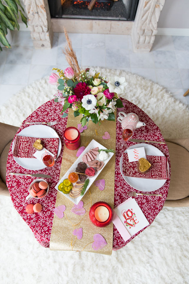 Ideas for a Valentine's Day romantic dinner table for two at home! #valentinestable #valentinesdaydecor #valentinesdaytable #romanticdinner #elegantvalentines #modernvalentines #valentinesdinner