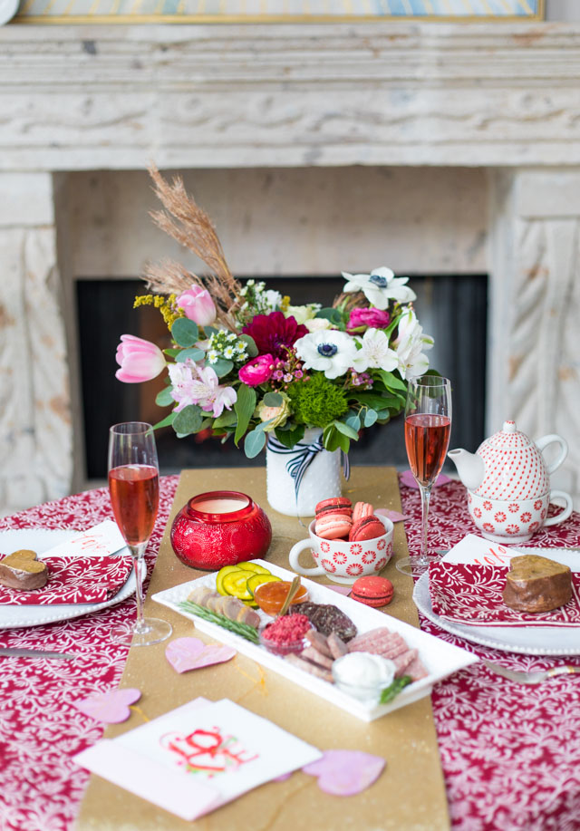 Ideas for a Valentine's Day romantic dinner table for two at home! #valentinestable #valentinesdaydecor #valentinesdaytable #romanticdinner #elegantvalentines #modernvalentines #valentinesdinner