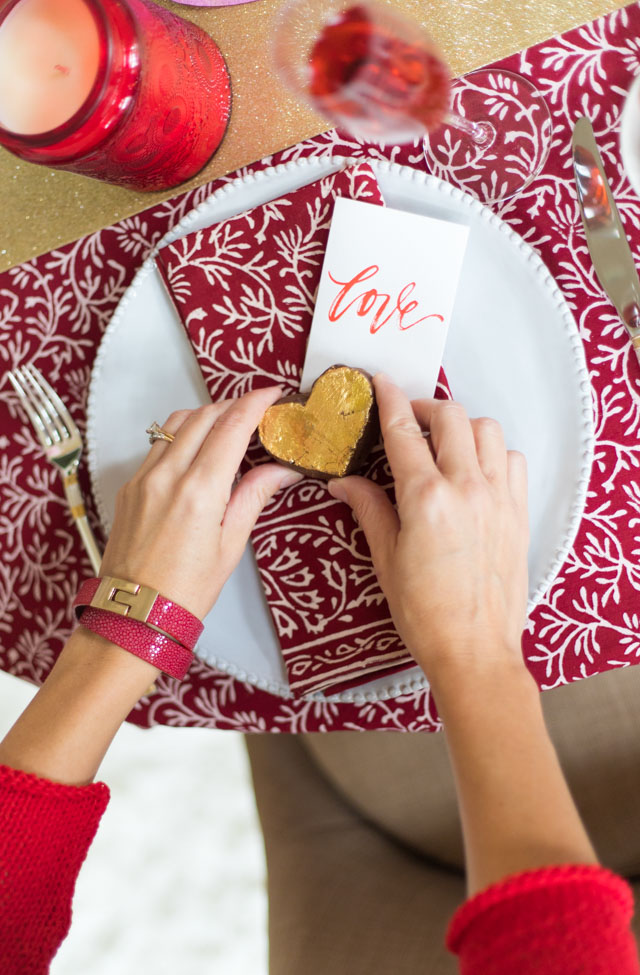 Ideas for a Valentine's Day romantic dinner table for two at home! #valentinestable #valentinesdaydecor #valentinesdaytable #romanticdinner #elegantvalentines #modernvalentines #valentinesdinner