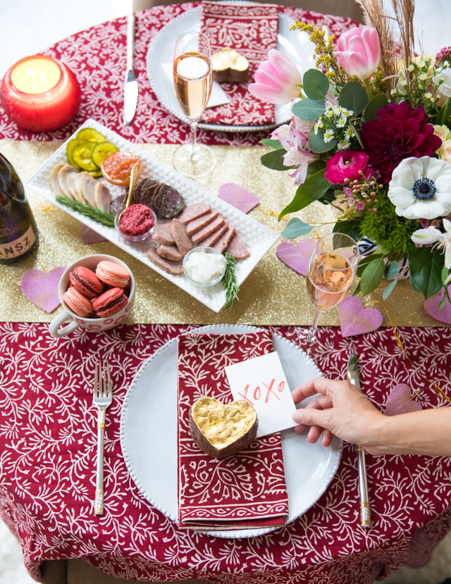 Ideas for a Valentine's Day romantic dinner table for two at home! #valentinestable #valentinesdaydecor #valentinesdaytable #romanticdinner #elegantvalentines #modernvalentines #valentinesdinner