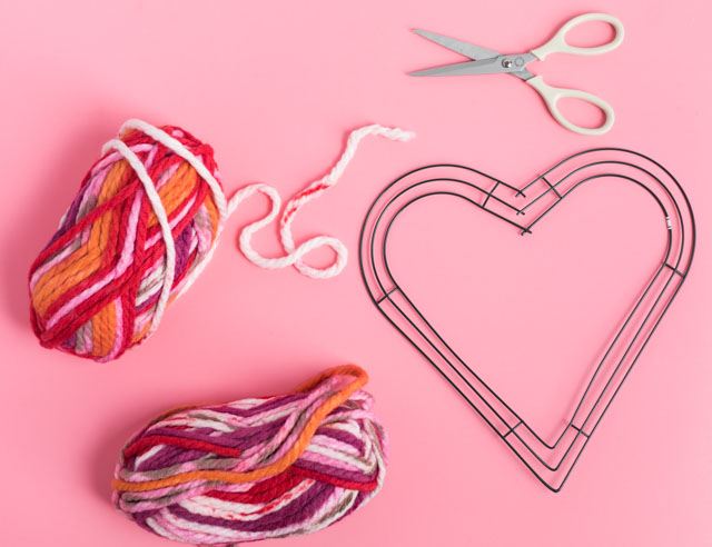 Simple yarn heart wreath - perfect Valentine's Day decor idea! #valentinesdaycrafts #valentinecrafts #heartcrafts #heartwreath #yarncrafts #yarnwreath