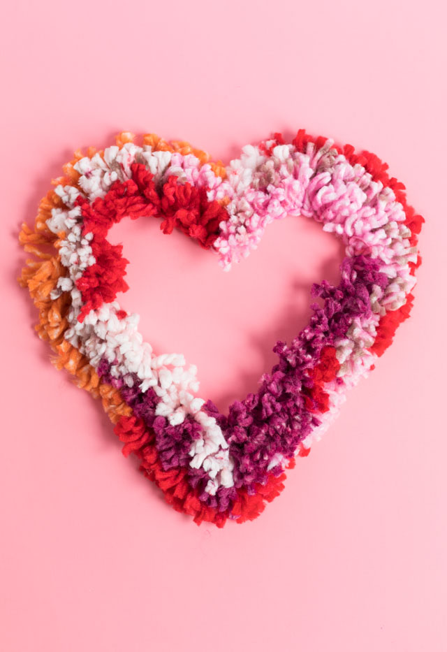 Simple yarn heart wreath - perfect Valentine's Day decor idea! #valentinesdaycrafts #valentinecrafts #heartcrafts #heartwreath #yarncrafts #yarnwreath