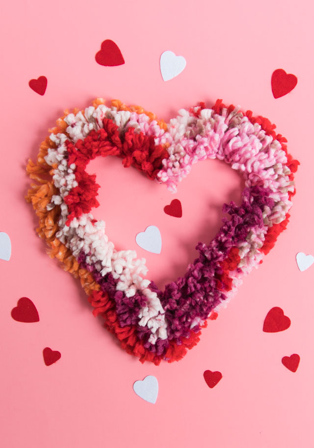 How to Make A Chunky Crochet Heart Wreath 